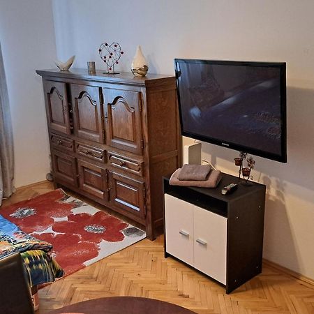 Lovely 1 Bedroom Apartment In City Centre, Sleeps 4 ! Turda Bagian luar foto
