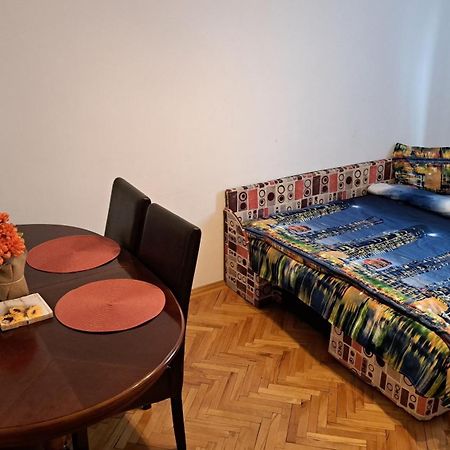Lovely 1 Bedroom Apartment In City Centre, Sleeps 4 ! Turda Bagian luar foto