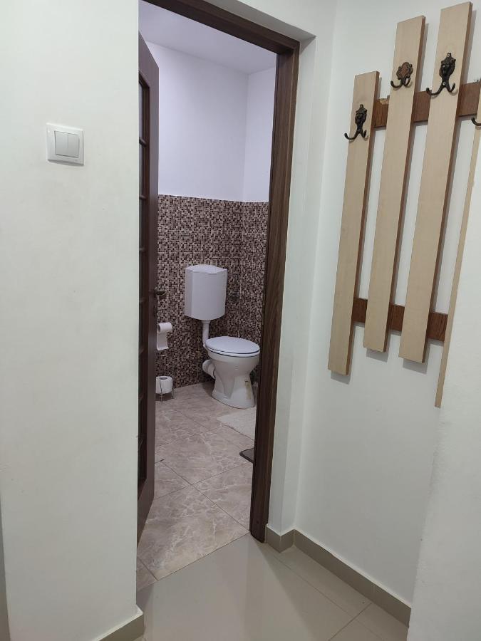 Lovely 1 Bedroom Apartment In City Centre, Sleeps 4 ! Turda Bagian luar foto