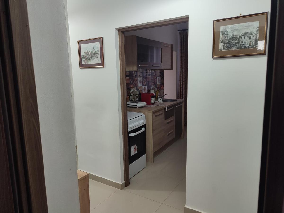 Lovely 1 Bedroom Apartment In City Centre, Sleeps 4 ! Turda Bagian luar foto