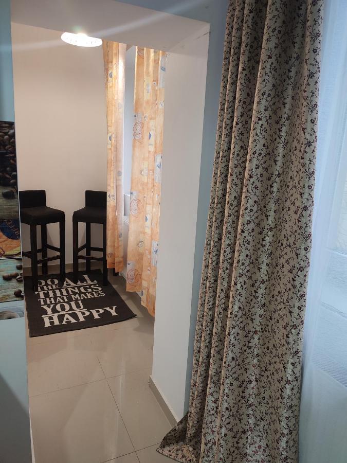 Lovely 1 Bedroom Apartment In City Centre, Sleeps 4 ! Turda Bagian luar foto