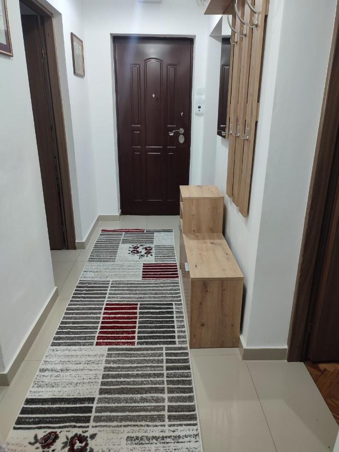 Lovely 1 Bedroom Apartment In City Centre, Sleeps 4 ! Turda Bagian luar foto