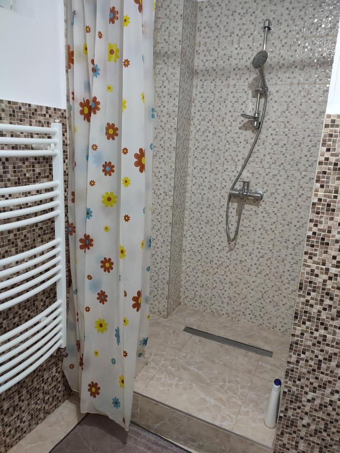 Lovely 1 Bedroom Apartment In City Centre, Sleeps 4 ! Turda Bagian luar foto