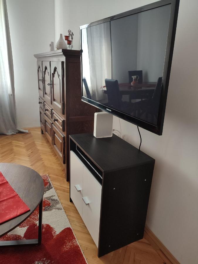 Lovely 1 Bedroom Apartment In City Centre, Sleeps 4 ! Turda Bagian luar foto