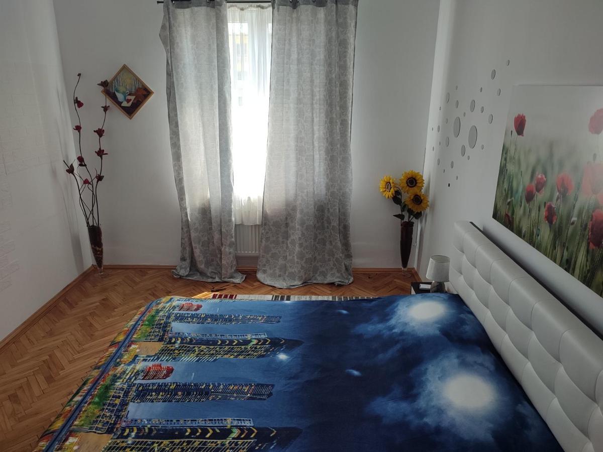 Lovely 1 Bedroom Apartment In City Centre, Sleeps 4 ! Turda Bagian luar foto