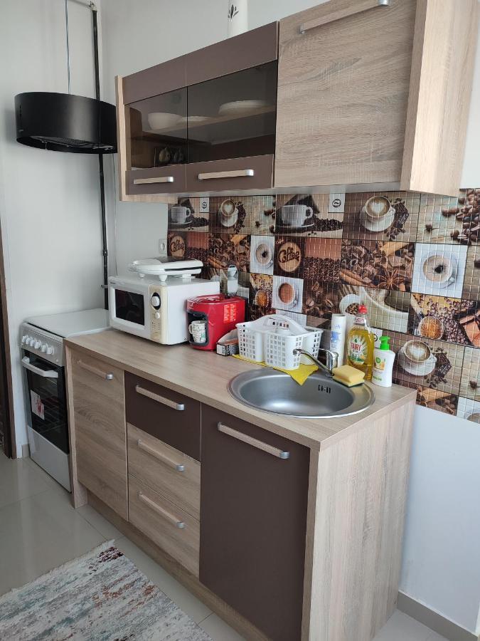 Lovely 1 Bedroom Apartment In City Centre, Sleeps 4 ! Turda Bagian luar foto