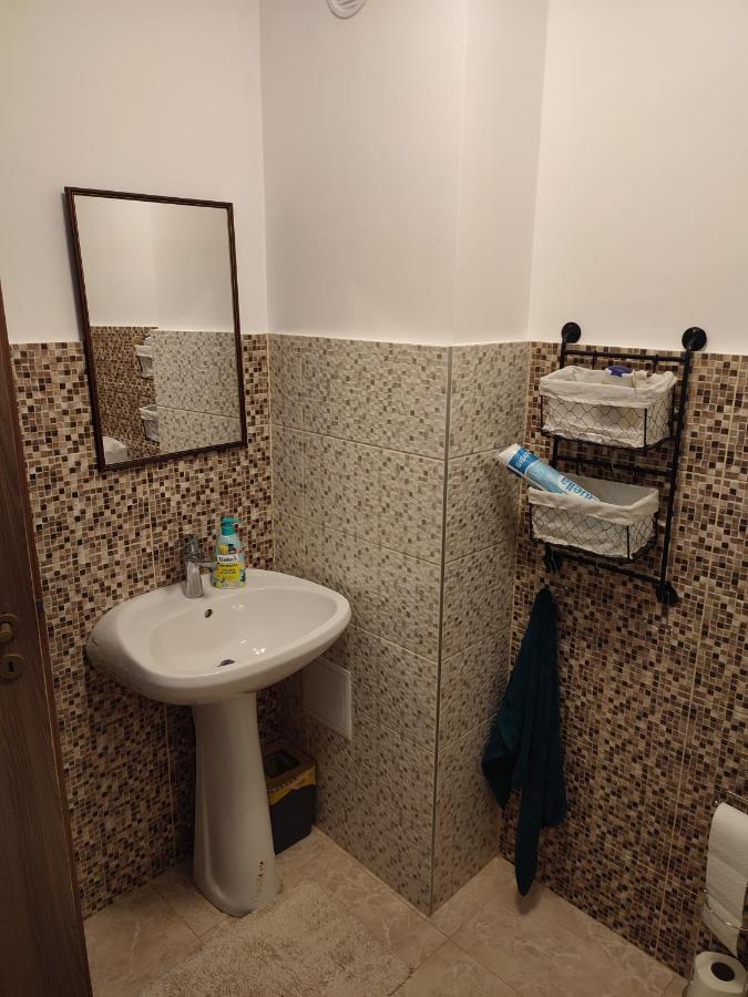 Lovely 1 Bedroom Apartment In City Centre, Sleeps 4 ! Turda Bagian luar foto
