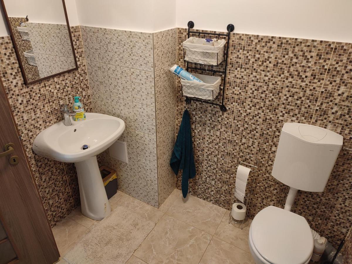 Lovely 1 Bedroom Apartment In City Centre, Sleeps 4 ! Turda Ruang foto