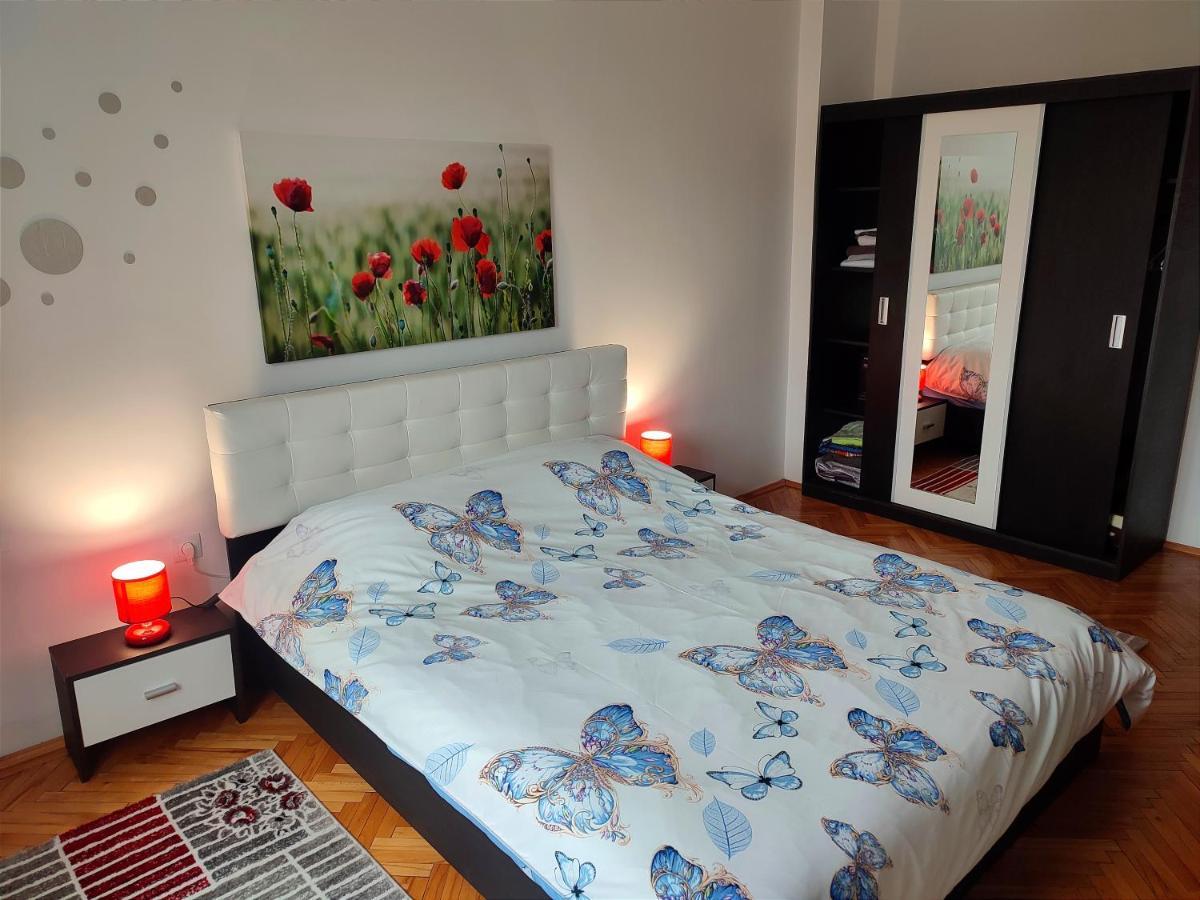 Lovely 1 Bedroom Apartment In City Centre, Sleeps 4 ! Turda Bagian luar foto