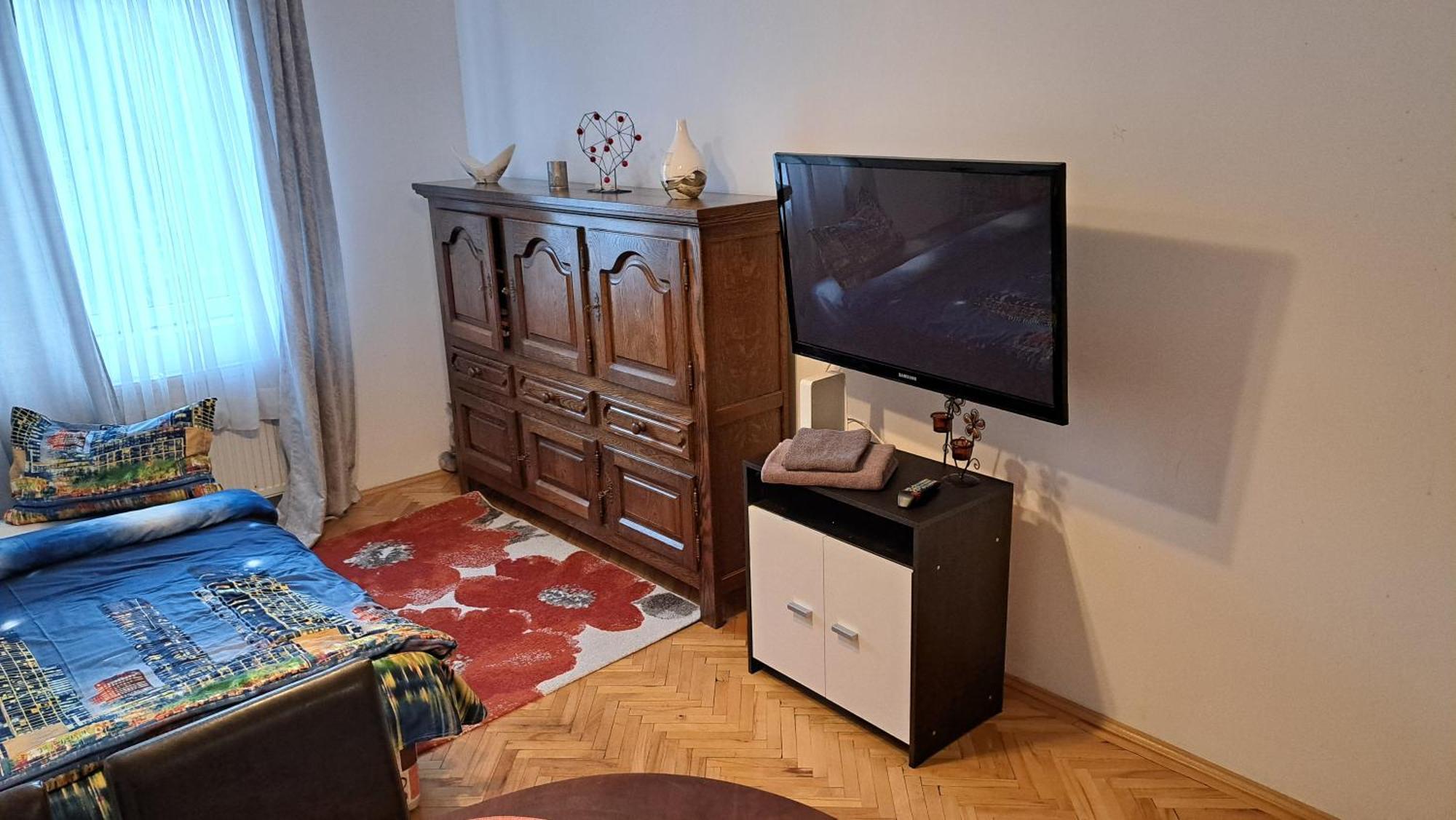 Lovely 1 Bedroom Apartment In City Centre, Sleeps 4 ! Turda Bagian luar foto