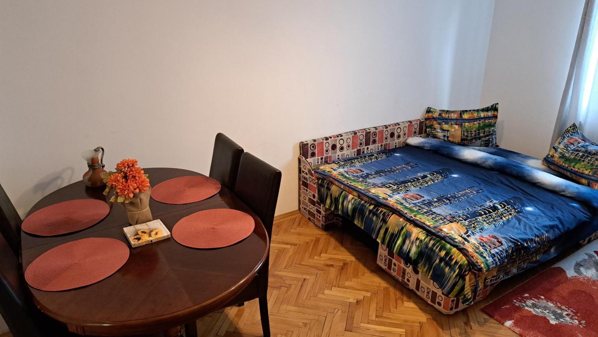 Lovely 1 Bedroom Apartment In City Centre, Sleeps 4 ! Turda Bagian luar foto