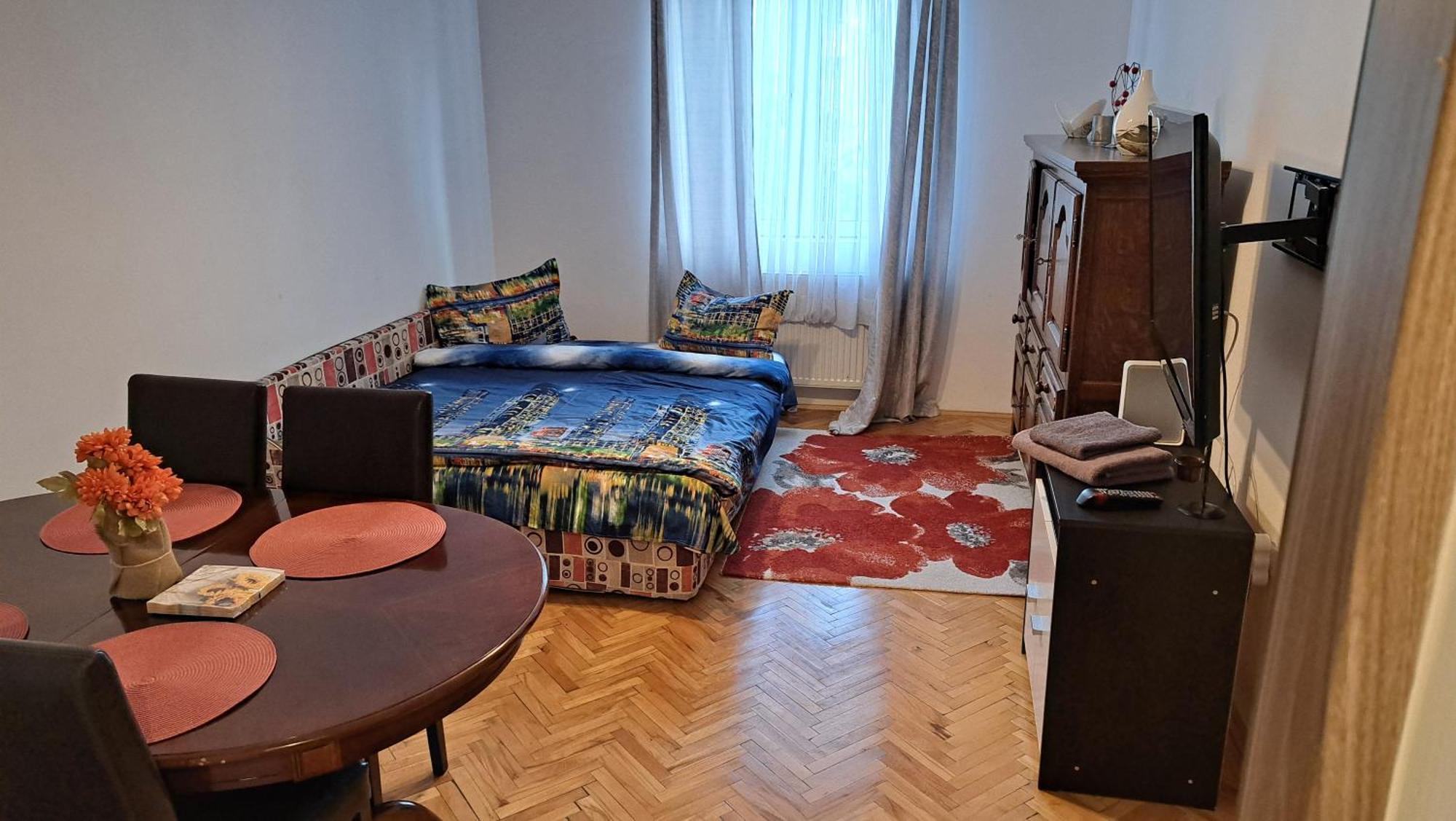 Lovely 1 Bedroom Apartment In City Centre, Sleeps 4 ! Turda Bagian luar foto